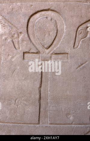 Ankh (Leben) Hieroglyphen im Tempel von Edfu, Ägypten Stockfoto