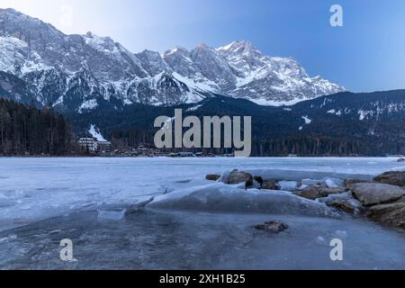 Kalter Morgen auf dem gefrorenen Eibsee vor der Zugspitze Stockfoto