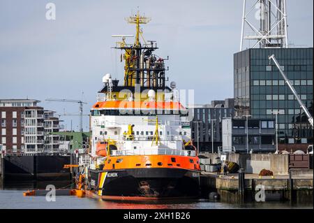 11. Juli 2024, Niedersachsen, Cuxhaven: Das Mehrzweckschiff „Neuwerk“ liegt während des Besuchs von Bundesumweltminister Lemke im maritimen Lagezentrum des Zentralkommandos für maritime Notfälle vor Anker. Lemke besucht im Rahmen ihrer Sommerreise das Zentralkommando für maritime Notfälle. Foto: Focke Strangmann/dpa Stockfoto