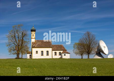 Kirche und Antennen der Erdstation in Raisting Stockfoto