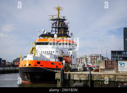 11. Juli 2024, Niedersachsen, Cuxhaven: Das Mehrzweckschiff „Neuwerk“ liegt während des Besuchs von Bundesumweltminister Lemke im maritimen Lagezentrum des Zentralkommandos für maritime Notfälle vor Anker. Lemke besucht im Rahmen ihrer Sommerreise das Zentralkommando für maritime Notfälle. Foto: Focke Strangmann/dpa Stockfoto