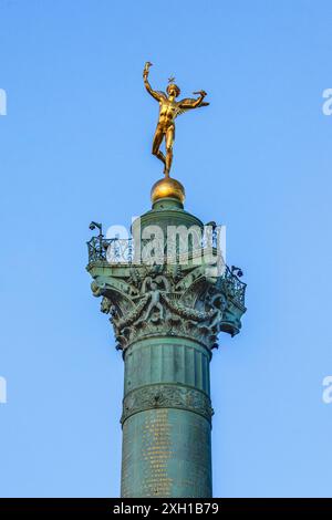 Génie de la Liberté auf der 47 Meter hohen Colonne de Juilette (Julisäule) am Place de la Bastille, Paris 75004, Frankreich. Stockfoto