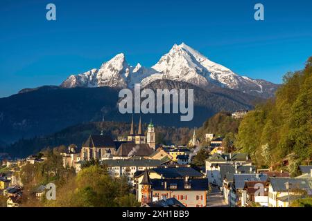 Blick auf Berchtesgaden vor dem Watzmann im Morgenlicht Stockfoto