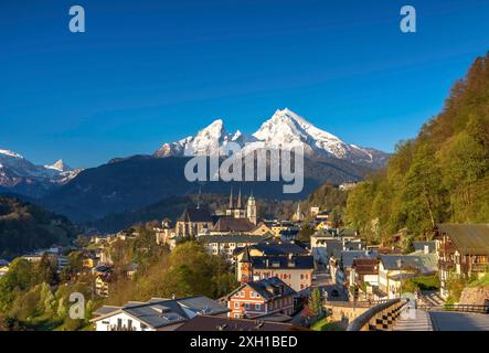 Blick auf Berchtesgaden vor dem Watzmann im Morgenlicht Stockfoto