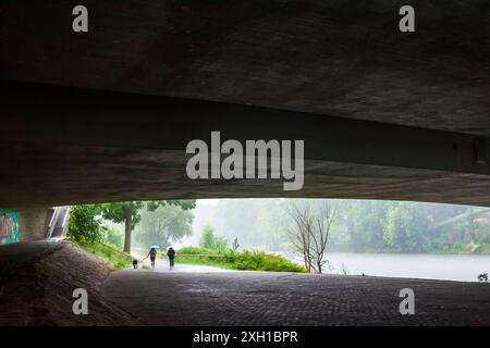 Ruhrgebiet, Brücke Gustav-Heinemann-Brücke, Starkregen, Menschen Essen Ruhrgebiet Nordrhein-Westfalen, Nordrhein-Deutschland Stockfoto