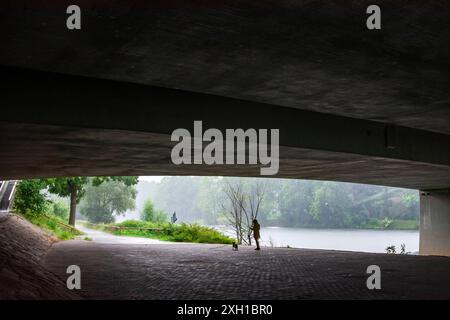 Ruhrgebiet, Brücke Gustav-Heinemann-Brücke, Starkregen, Menschen Essen Ruhrgebiet Nordrhein-Westfalen, Nordrhein-Deutschland Stockfoto