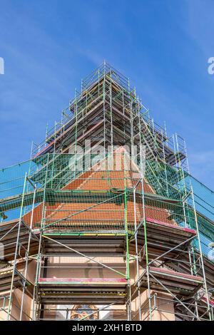 Gerüste um einen Kirchturm zur Renovierung in Bayern Stockfoto