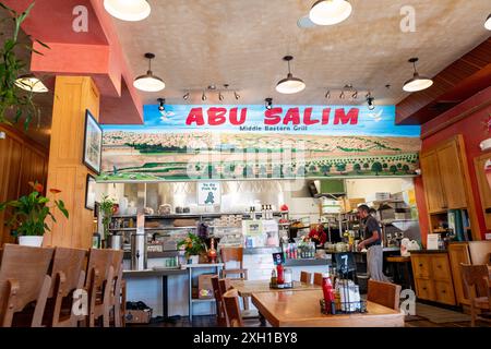 San Francisco, Usa. Juli 2024. Inneres des Abu Salim Middle Eastern Grill mit farbenfroher Wandmalerei über dem Theken und Sitzbereich, San Francisco, Kalifornien, 2. Juli 2024. (Foto: Smith Collection/Gado/SIPA USA) Credit: SIPA USA/Alamy Live News Stockfoto