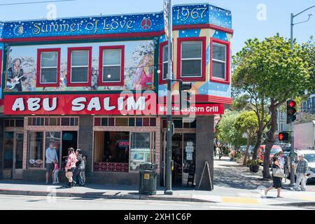 San Francisco, Usa. Juli 2024. Farbenfrohe Fassade des Abu Salim Middle Eastern Grill mit lebendigen Wandgemälden oben, die den „Sommer der Liebe“ in San Francisco, Kalifornien, 2. Juli 2024 darstellen. (Foto: Smith Collection/Gado/SIPA USA) Credit: SIPA USA/Alamy Live News Stockfoto