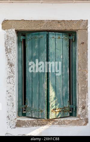 Alte verwitterte Fensterläden im Paleokastritsa Kloster auf Korfu Stockfoto