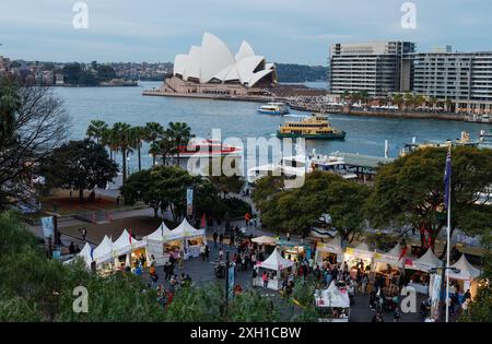 Sydney. Juli 2024. Dieses Foto vom 11. Juli 2024 zeigt einen Blick auf das Bastille Festival am Circular Quay in Sydney, Australien. Das Bastille Festival hat hier am Donnerstag begonnen und dauert bis zum 14. Juli. Quelle: Ma Ping/Xinhua/Alamy Live News Stockfoto