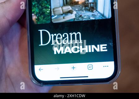 Lafayette, Usa. Juni 2024. Die Hand hält ein iPhone und benutzt den Videogenerator künstliche Intelligenz von Luma Labs Dream Machine, ein generatives KI-System zur Erstellung von Videos, Lafayette, Kalifornien, 26. Juni 2024. (Foto: Smith Collection/Gado/SIPA USA) Credit: SIPA USA/Alamy Live News Stockfoto