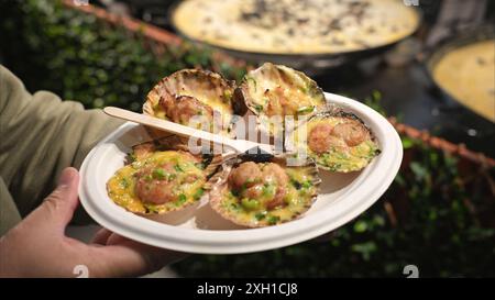 Sydney. Juli 2024. Dieses Foto vom 11. Juli 2024 zeigt lokale Snacks, die während des Bastille Festivals am Circular Quay in Sydney, Australien, verkauft wurden. Das Bastille Festival hat hier am Donnerstag begonnen und dauert bis zum 14. Juli. Quelle: Liang Yu/Xinhua/Alamy Live News Stockfoto