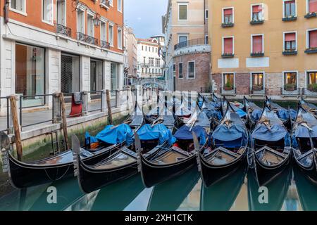 Parkplatz für Gondeln in Venedig am Morgen Stockfoto