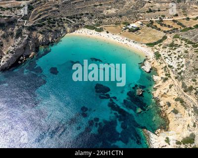 Eine abgeschiedene Sichel aus weißem Sand trifft auf das kristallklare türkisfarbene Wasser der Ägäis und bietet einen atemberaubenden Blick auf den Strand Kedros in Donousa. Stockfoto