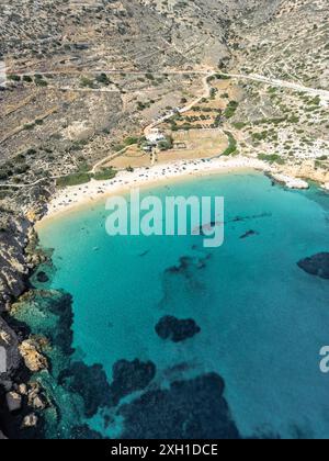 Ein atemberaubender Blick aus der Vogelperspektive auf den Strand von Kedros auf der Insel Donousa, Griechenland, mit türkisfarbenem Wasser, goldenem Sand und zerklüfteter Landschaft der Kykladen, die eine Idylle schafft Stockfoto