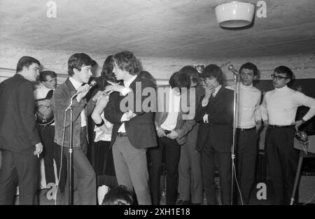 Die Rolling Stones auf der Bühne des Golf-Drouot in Paris im Jahr 1965. Stockfoto