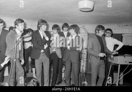 Die Rolling Stones auf der Bühne des Golf-Drouot in Paris im Jahr 1965. Stockfoto