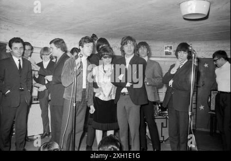 Die Rolling Stones auf der Bühne des Golf-Drouot in Paris im Jahr 1965. Stockfoto