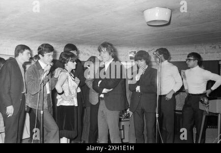 Die Rolling Stones auf der Bühne des Golf-Drouot in Paris im Jahr 1965. Stockfoto