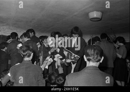 Bill Wyman, Mitglied der Rolling Stones, unterzeichnete 1965 Autogramme auf der Bühne des Golf-Drouot in Paris. Stockfoto