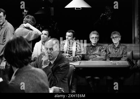Michel Polac am Set seiner Fernsehsendung Droit de réponse, 1984 Stockfoto