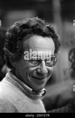 Regisseur Arthur Penn 1985 in Paris am Set seines Films Target. Stockfoto