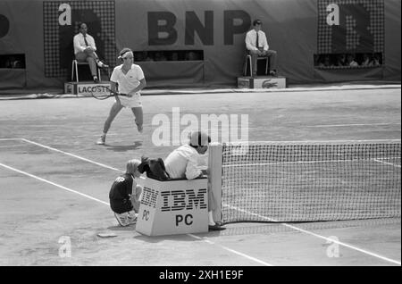 Der US-amerikanische Tennisspieler John McEnroe (Sieger) im Viertelfinalspiel bei den French Open gegen Joakim Nyström im Juni 1985 Stockfoto