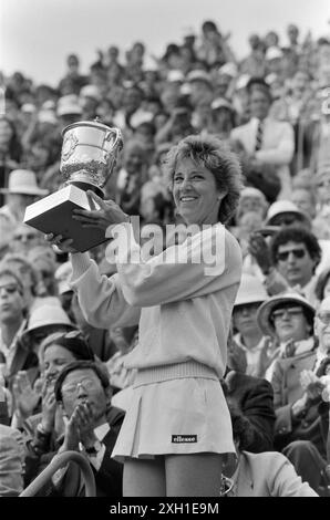 Die US-amerikanische Tennisspielerin Chris Evert gewinnt am 8. Juni 1985 das Einzel-Finale der French Open gegen die Amerikanerin Martina Navratilova Stockfoto