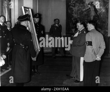 Hermann Göring zeigt um 1940 ein konfisziertes Gemälde des deutschen Führers Adolf Hitler Stockfoto