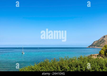 Segelboot in der Bucht von es Calo bei Betlem, Mallorca Stockfoto
