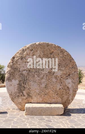 Rollstein als befestigter Tor eines byzantinischen Klosters im alten Dorf Faysaliyah, bekannt als Kufer Abu Badd, Mount Nebo (Jabal Stockfoto