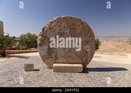 Rollstein als befestigter Tor eines byzantinischen Klosters im alten Dorf Faysaliyah, bekannt als Kufer Abu Badd, Mount Nebo (Jabal Stockfoto