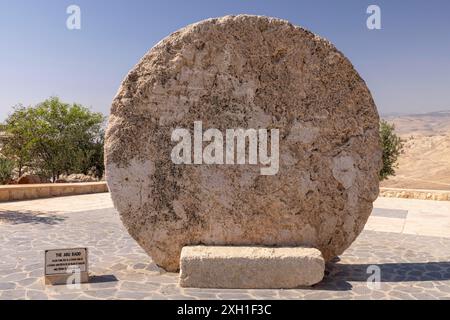 Rollstein als befestigter Tor eines byzantinischen Klosters im alten Dorf Faysaliyah, bekannt als Kufer Abu Badd, Mount Nebo (Jabal Stockfoto