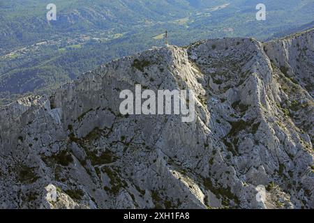 Frankreich, Bouches-du-Rhone, Label Montagne Sainte-Victoire, Grand Site Defrance, ein Denkmal auf einem bemerkenswerten Gipfel bei 946 Meter Tür Kreuz der Provence (Luftbild) Stockfoto