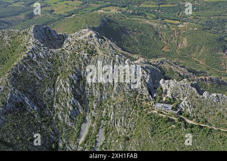 Frankreich, Bouches-du-Rhone, Label Montagne Sainte-Victoire, Grand Site Defrance, ein Denkmal auf einem bemerkenswerten Gipfel bei 946 Meter Tür Kreuz der Provence (Luftbild) Stockfoto