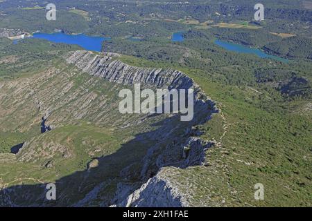 Frankreich, Bouches-du-Rhone, Bimont Dam, im Massif de la Sainte-Victoire in der Nähe von Aix-en-Provence (Luftbild) Stockfoto