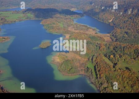 Frankreich, Jura La Chaux-du-Dombief, aus der Vogelperspektive auf den Maclu-See, Ilay-See im Hintergrund, Narlay-See Stockfoto