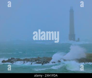 Frankreich, Manche, Auderville, Cap de la Hague, Port Goury Leuchtturm während eines Sturms Stockfoto