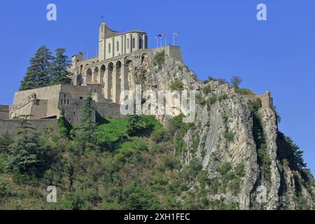 Frankreich, Alpes-de-Haute-Provence, Sisteron, am Ufer der Zitadelle Durance Stockfoto