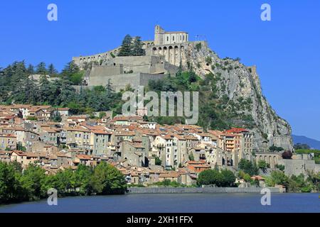 Frankreich, Alpes-de-Haute-Provence, Sisteron, am Ufer der Zitadelle Durance Stockfoto