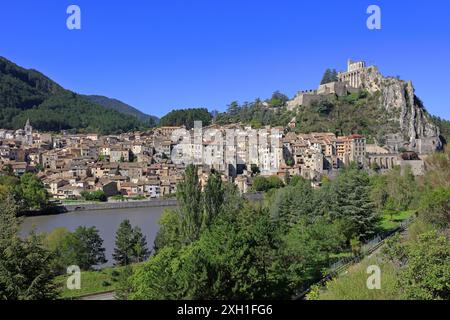 Frankreich, Alpes-de-Haute-Provence, Sisteron, am Ufer der Zitadelle Durance Stockfoto