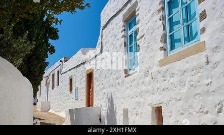 Reihe weißer Häuser mit blauen Fenstern unter blauem Himmel, traditionelle griechische Architektur, Chora, Altstadt, Patmos, Dodekanesisch, Griechische Inseln, Griechenland Stockfoto