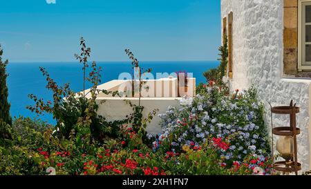 Blick auf blühende Blumen und das Meer von einer weißen Terrasse, Chora, Altstadt, Patmos, Dodekanese, Griechische Inseln, Griechenland Stockfoto