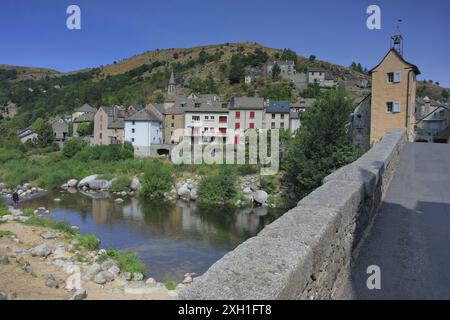 Frankreich, Lozère, Le Pont-de-Montvert, der Glockenturm und die Brücke über den Fluss Tarn Stockfoto