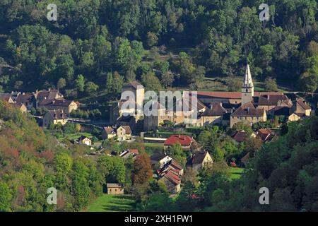 Frankreich, Jura, Baume-les-Messieurs, beschriftetes Dorf, die allgemeine Ansicht von der Baume Stockfoto