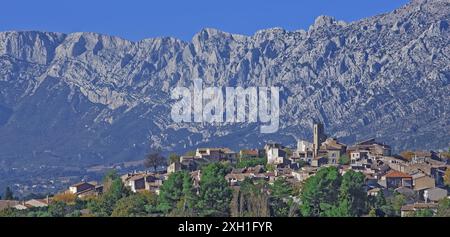 Frankreich, Département Bouches-du-Rhône, Puyloubier, das Dorf vom Weinberg aus gesehen im Herbst, die Montagne Sainte-Victoire Stockfoto