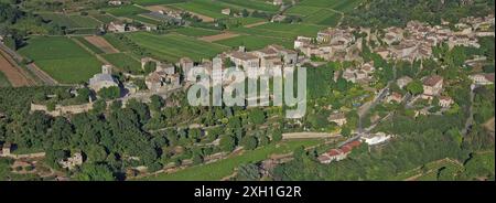 Frankreich, Departement Vaucluse, Menerbes, Dorf gilt als eines der „schönsten Dörfer Frankreichs“, im Parc Naturel Regional du Luberon (Luftbild) Stockfoto