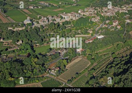 Frankreich, Departement Vaucluse, Menerbes, Dorf gilt als eines der „schönsten Dörfer Frankreichs“, im Parc Naturel Regional du Luberon (Luftbild) Stockfoto