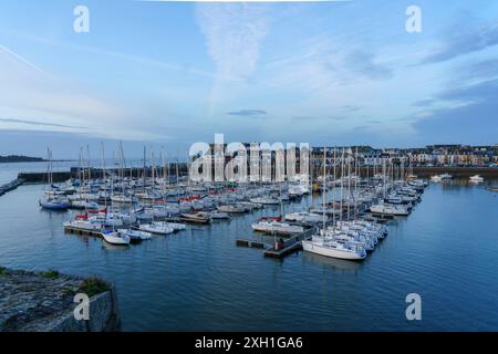 Frankreich, Bretagne, südlicher Teil des Departements Finistère, Concarneau, Blick auf den Jachthafen von der Stadtmauer Ville Close, Stockfoto